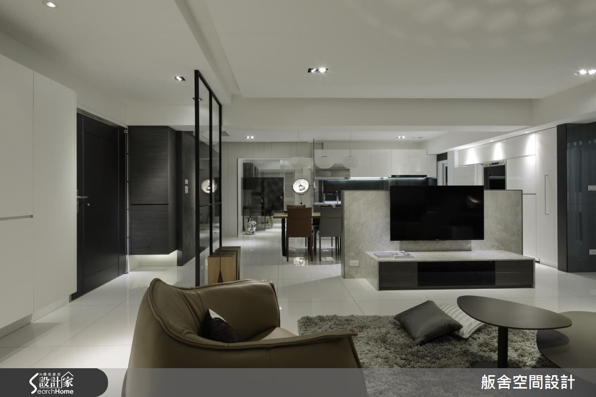 以白色系作為空間基底，彷彿是一塊創作的畫布，米白、